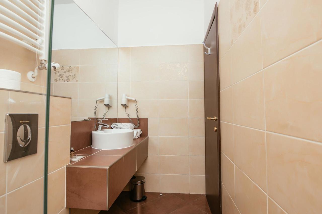 C Guest House Дробета-Турну-Северин Экстерьер фото