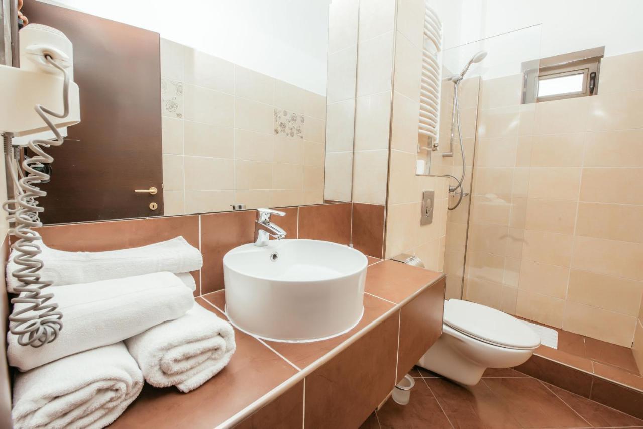 C Guest House Дробета-Турну-Северин Экстерьер фото