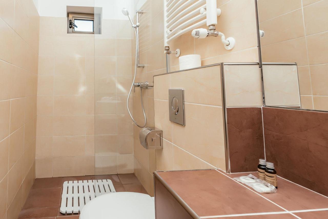 C Guest House Дробета-Турну-Северин Экстерьер фото